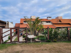 Casa com piscina a 50 metros da praia